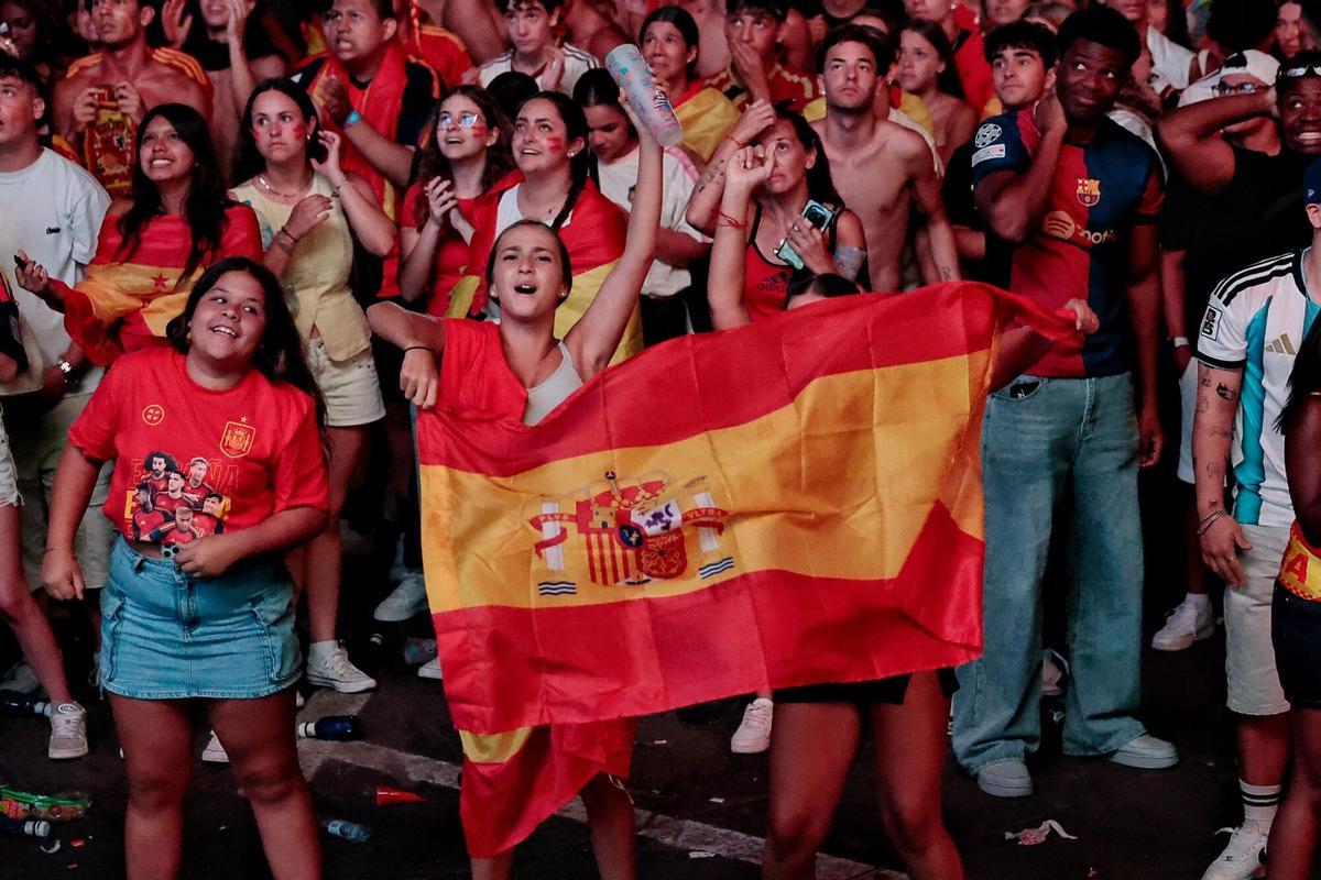 Imágenes del ambiente del partido de España en Santa Cruz