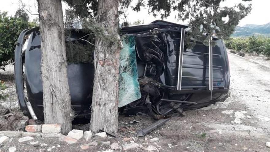 Fallece al chocar su vehículo con dos árboles en Pego