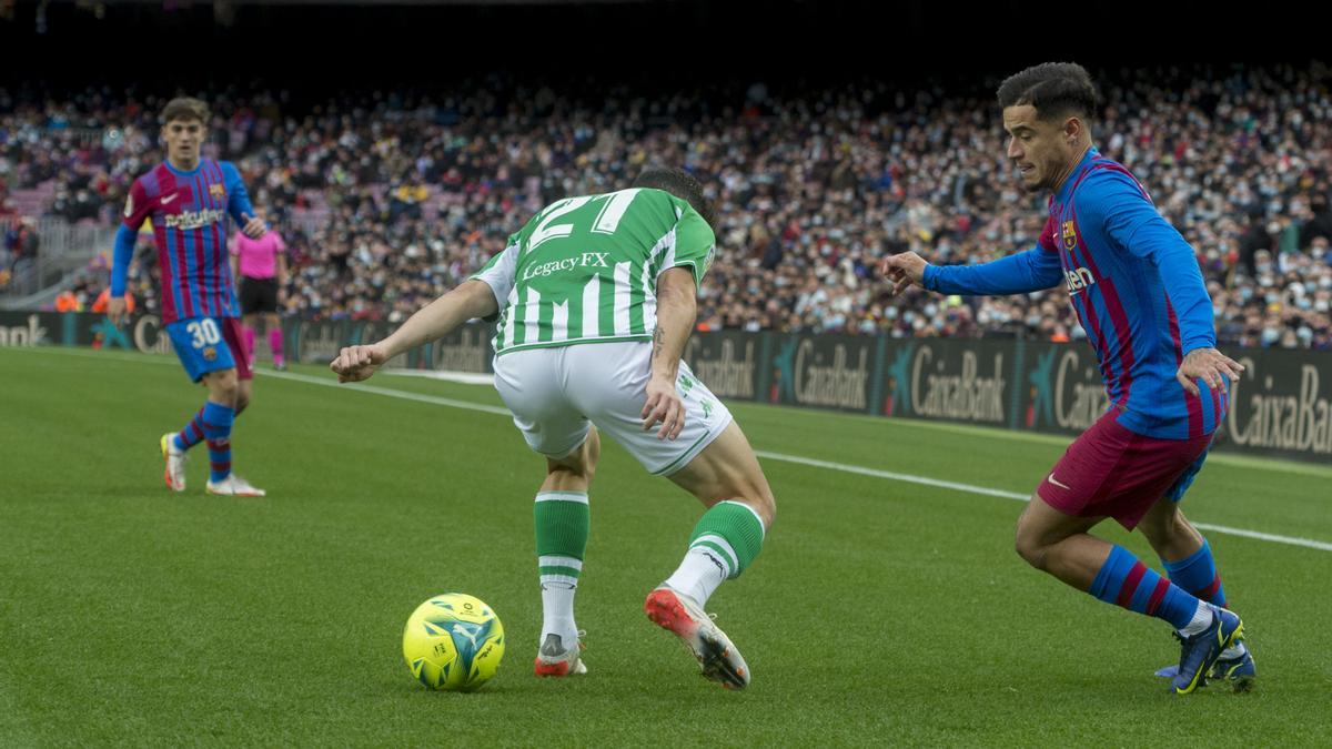 Coutinho tira un caño a Rodriguez durante la primera parte del partido de liga entre el Barça y el Betis   