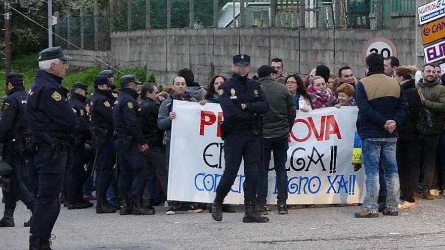 Los trabajadores, hoy, ante presencia policial. // CIG