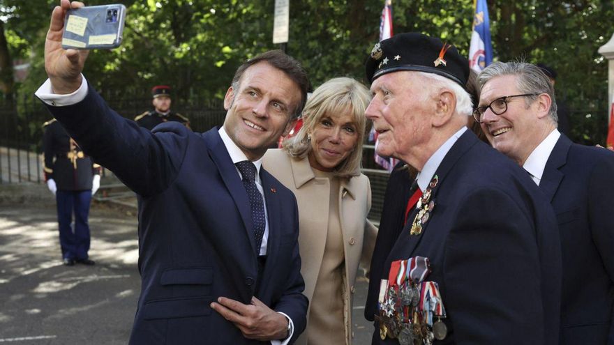 El president francès, Emmanuel Macron, es fa un ‘selfie’ amb la seva dona, Brigitte; el veterà de la guerra Eugenius Nead i el primer ministre britànic, Keir Starmer, als jardins de la Carlton House de Londres, ahir. | SUZANNE PLUNKETT/ AFP