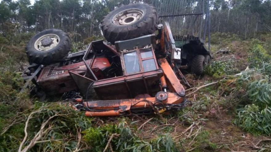 El tractor que conducía el fallecido.   | // BOMBEIROS