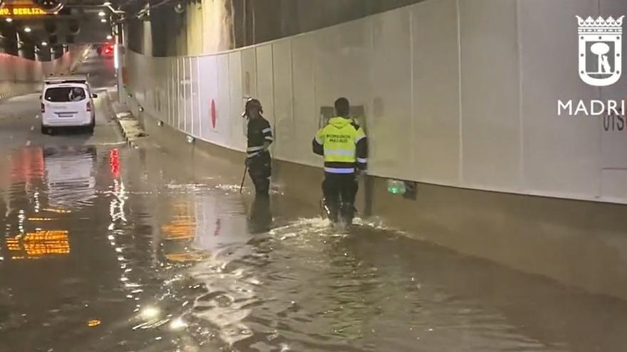 La lluvia anega en Madrid calles, túneles y líneas de metro