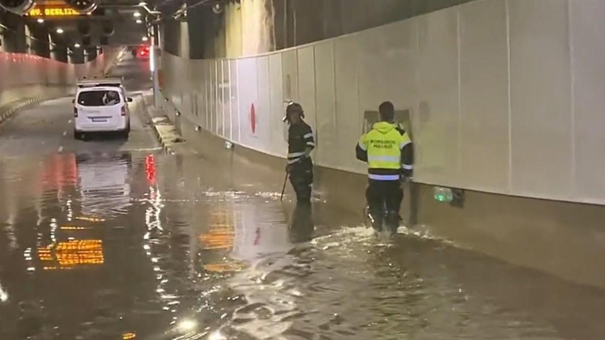 Balsas de agua en el túnel de la calle Bailén de Madrid.