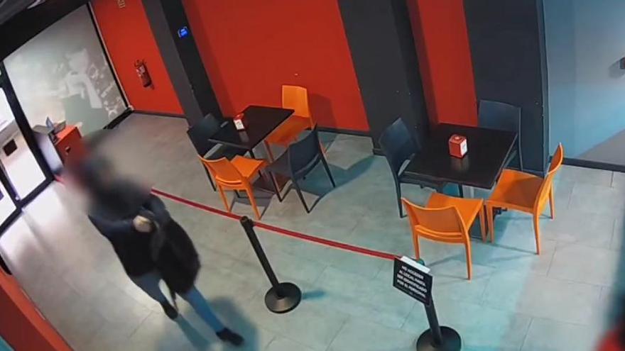 VÍDEO | Así ha sido el atraco a punta de pistola en un salón de juegos de San José