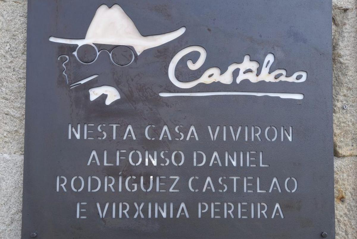 La placa, en el número 1 de la Praza de España.