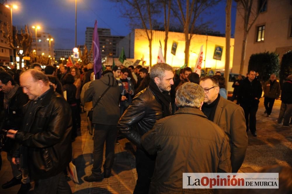 Varios centenares de manifestantes rechazan el concierto de Bachillerato y FP