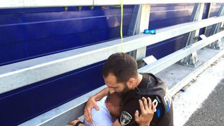 Un policía salva a un joven en el último momento