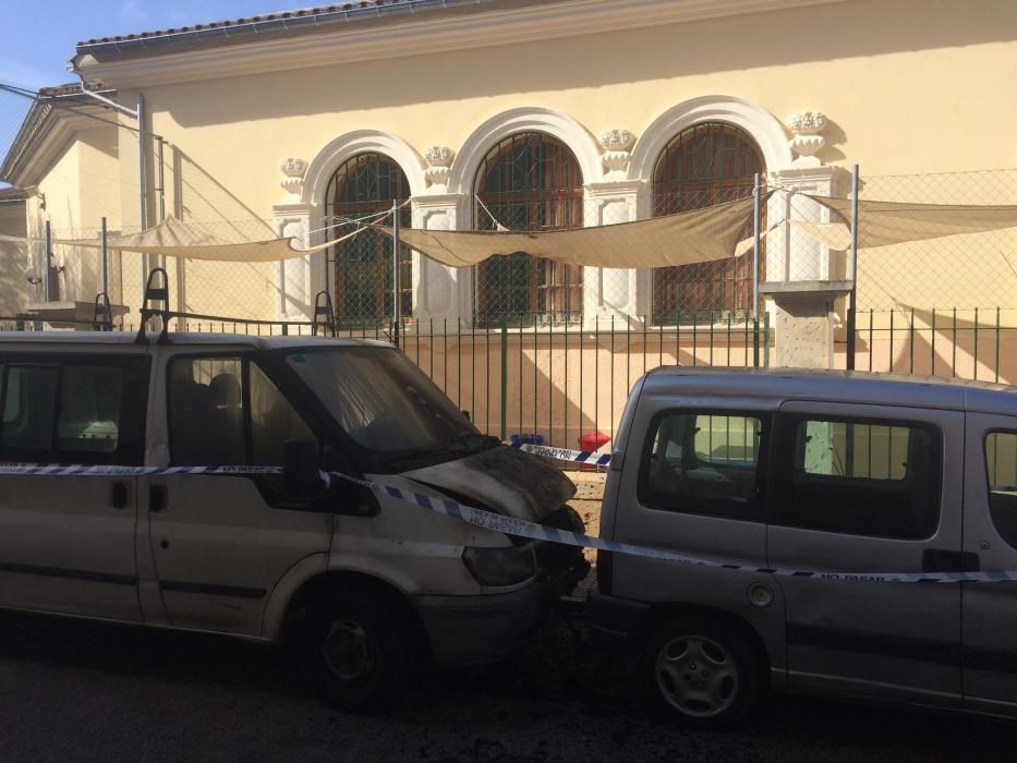 Cinco vehículos, dos motos y una vivenda afectadas por un incendio en Manacor