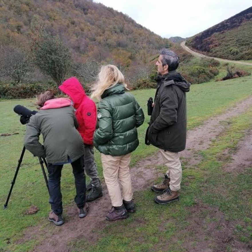 Participantes en una actividad de avistamiento de fauna en Cangas.