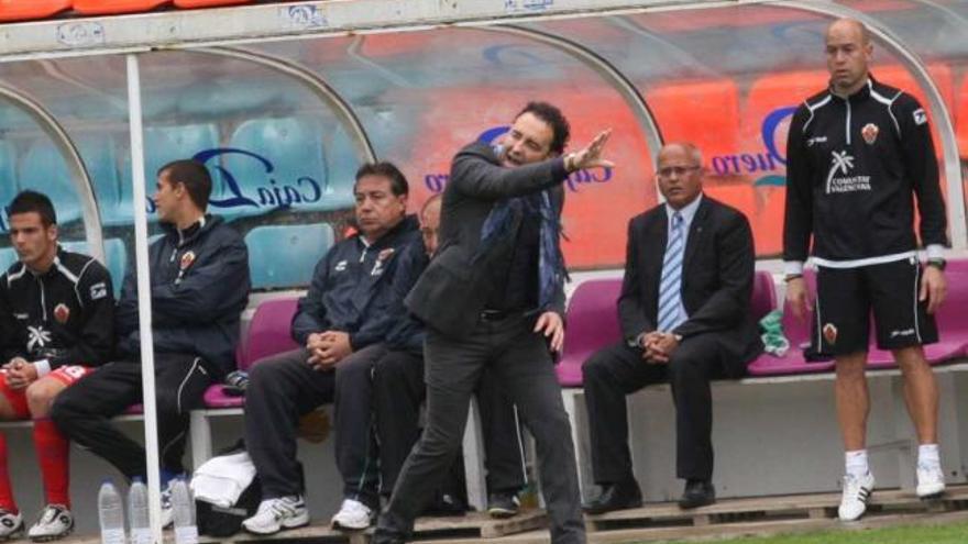 José Bordalás da órdenes a sus jugadores, ayer en el estadio El Helmántico de Salamanca.