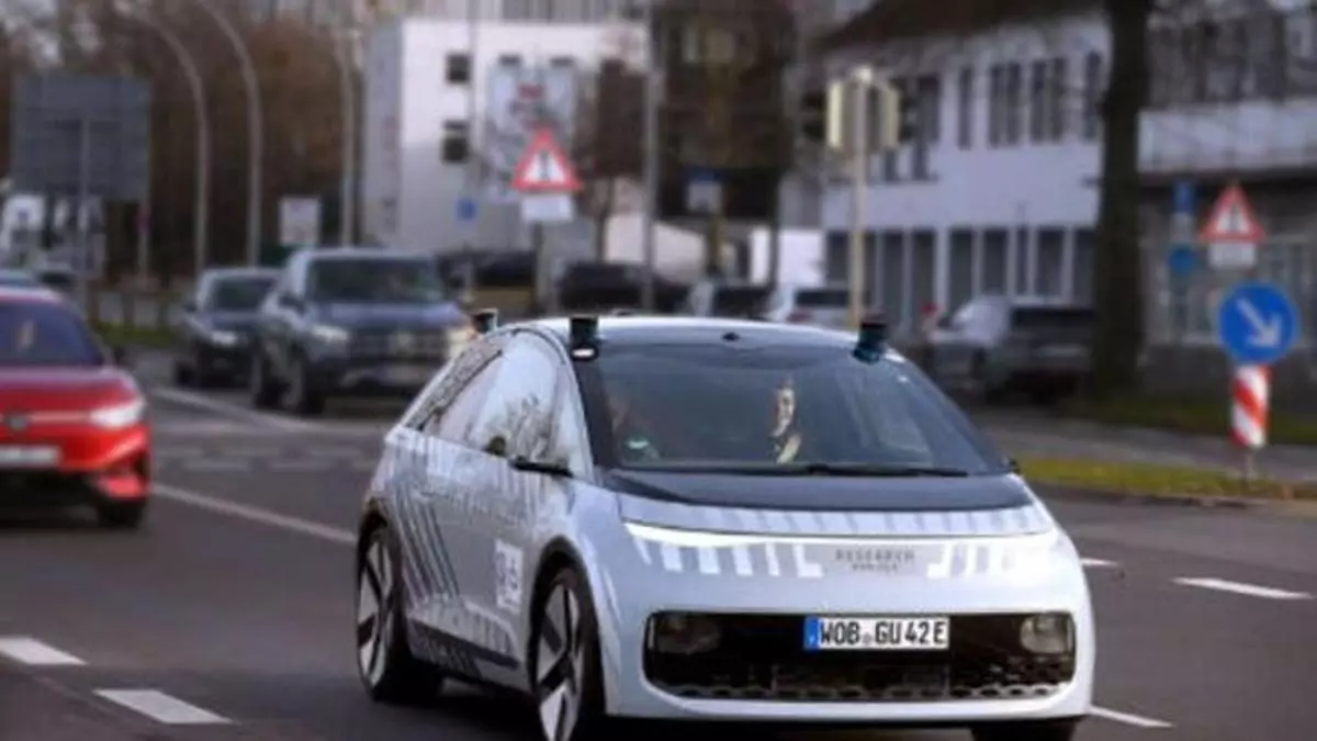 La luz cian podría convertirse en la nueva señal de los coches autónomos en Estados Unidos
