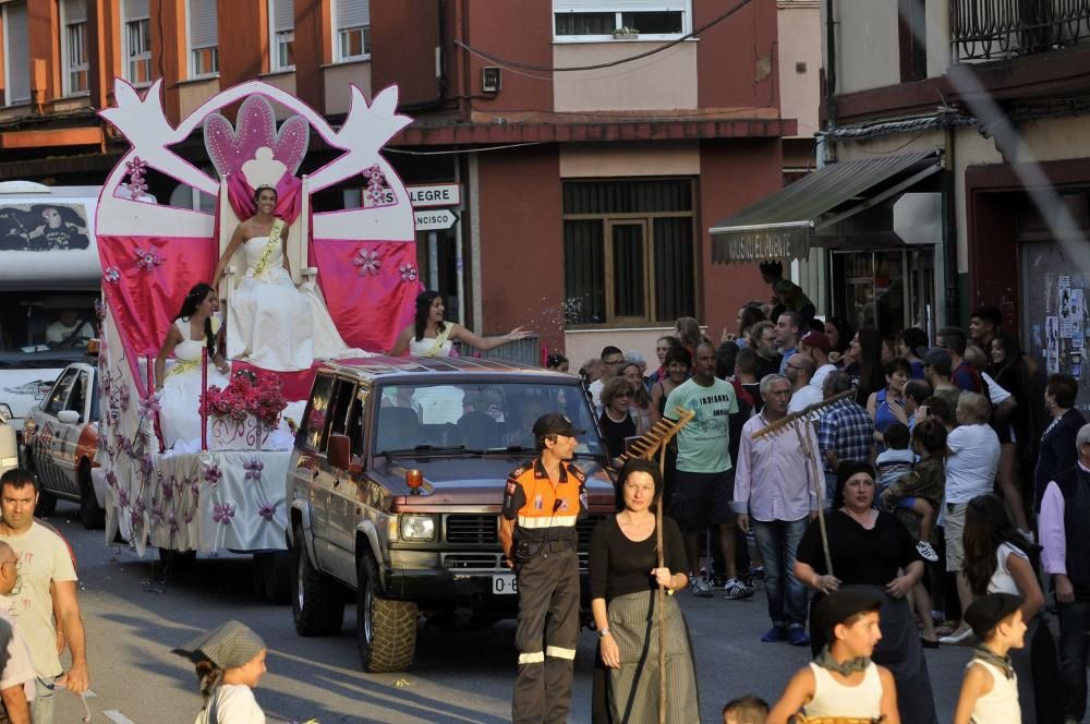 Desfile de carrozas en las fiestas del Cristo de Turón