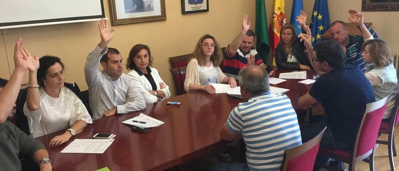 Los representantes de la mancomunidad &quot;chica&quot; votan en contra de aceptar la reincorporación de Ponga, ayer, en Cangas de Onís.