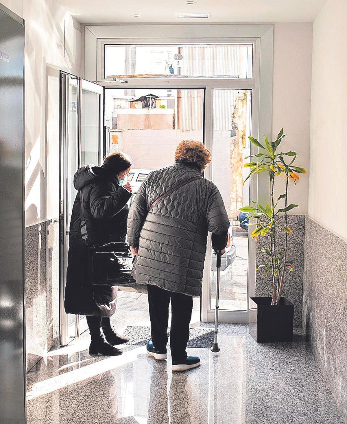 Cuidadora junto a una persona dependiente.