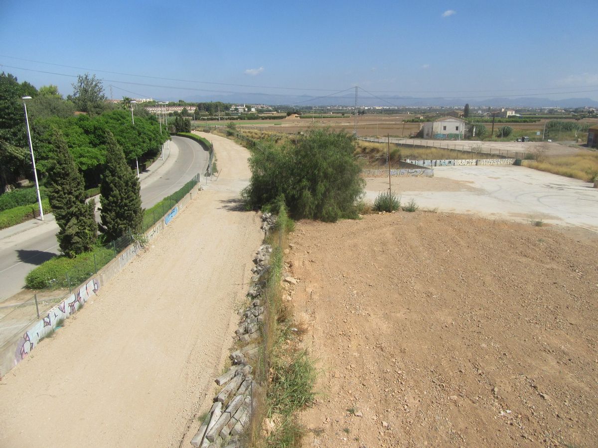 Parte del terreno preparado para la vía verde visto desde el Empalme hasta la estación de Burjassot.
