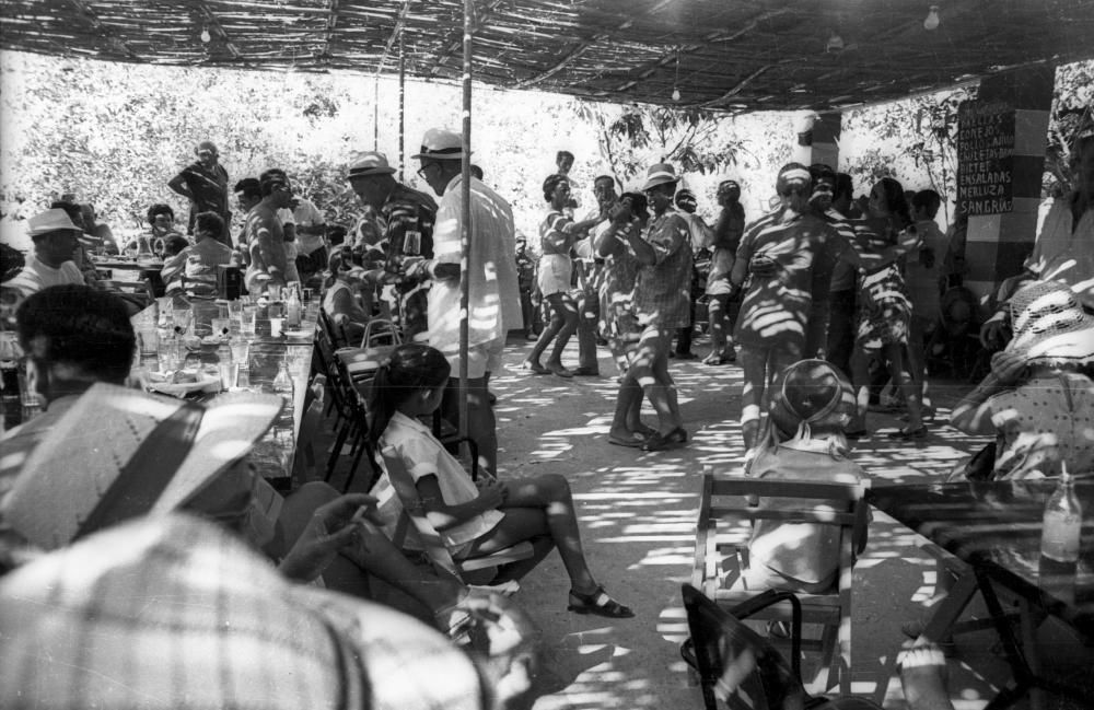 En una jornada en las Fuentes del Algar no podía faltar el baile y la bebida y comida en un bar de la zona o en el suelo del campo. Estas imágenes son de 1969.