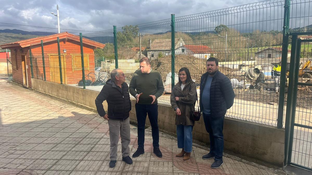 El diputado provincial Jorge Cubela, ayer, visita una de las zonas de la actuación en Fornelos acompañado por el alcalde.