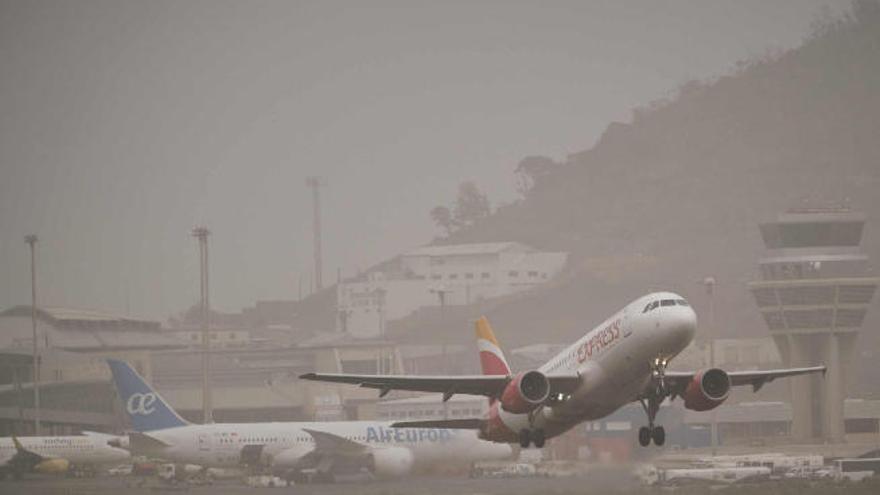 Un avión despega ayer en Los Rodeos.