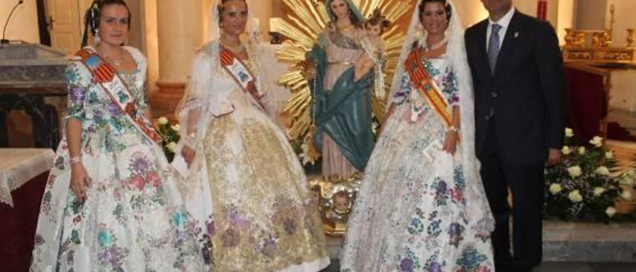 La Corte de Honor (izquierda), la fallera mayor y el alcalde, en el besamanos a la Virgen del Rosario.