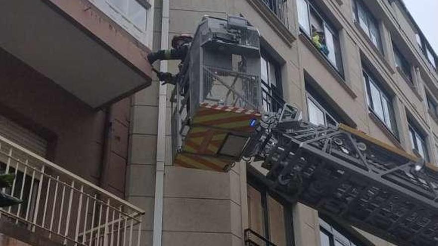 Desprendimiento de fachada en la calle Fariña Ferreño. // Cedida