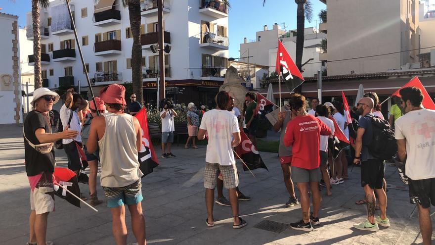 Los socorristas de Cruz Roja en Ibiza denuncian la falta de personal en las playas