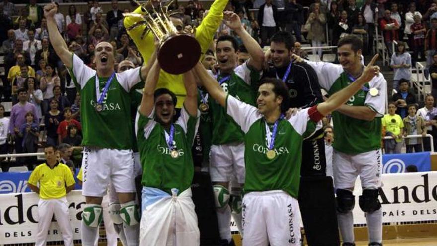 Arriba, el Liceo con la copa. Abajo, Pablo Álvarez, Grasas y Bargalló celebran un gol.