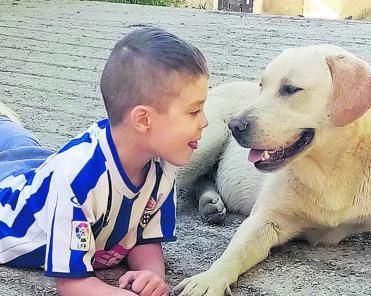 Diego Rodríguez con Copito, el perro de su vecino. | LNE