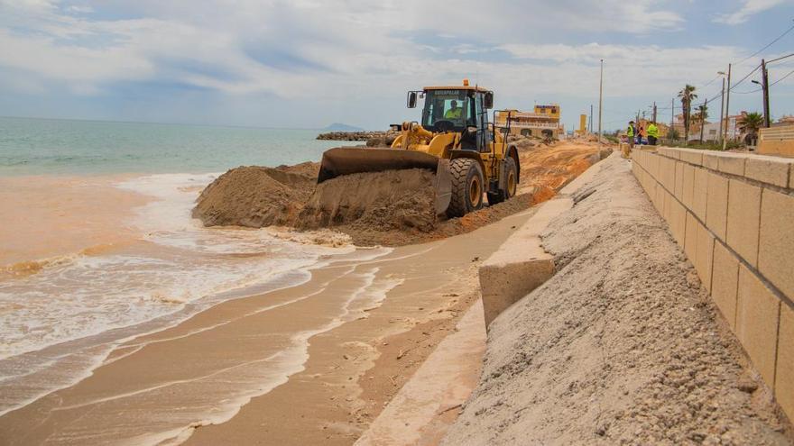 Trabajos de regeneración de la playa del Marenyet.