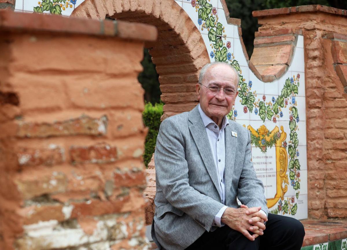 De la Torre, junto a uno de los mosaicos de Amparo Ruiz de Luna. | ÁLEX ZEA