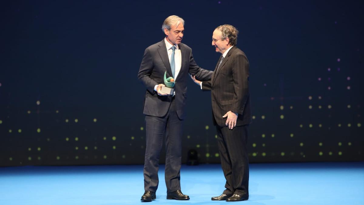 Javier Moll, presidente del grupo Prensa Ibérica, hace entrega del premio a Alfonso Sesé