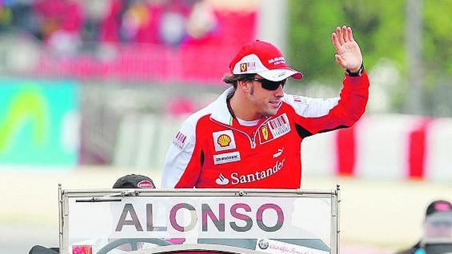 Fernando Alonso saluda a los aficionados en la presentación de los pilotos anterior a la carrera.