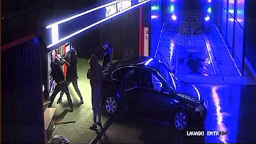 VÍDEO | Así cometieron tres encapuchados un robo en una gasolinera de A Estrada