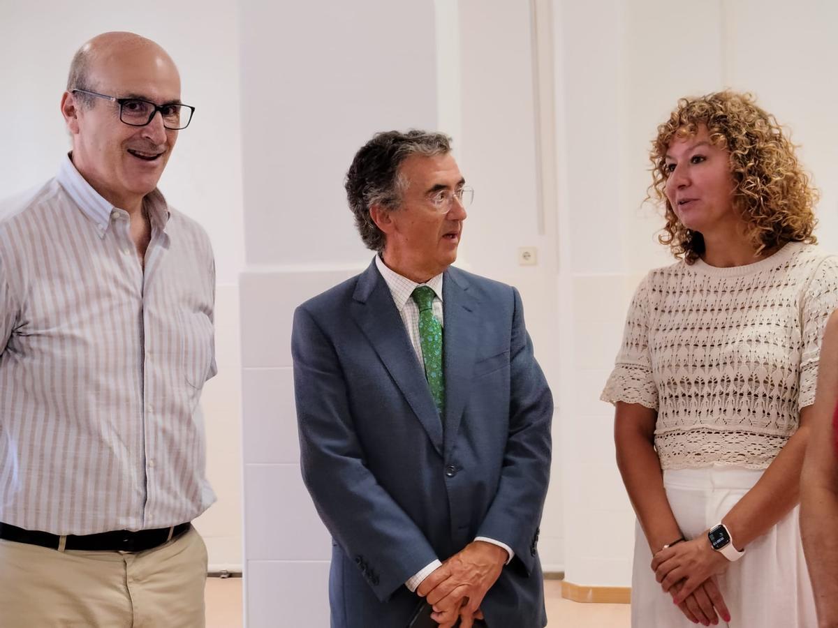 De izquierda a derecha: el delegado territorial, el director general de Infraestructuras y la directora del CEIP Fernando II.