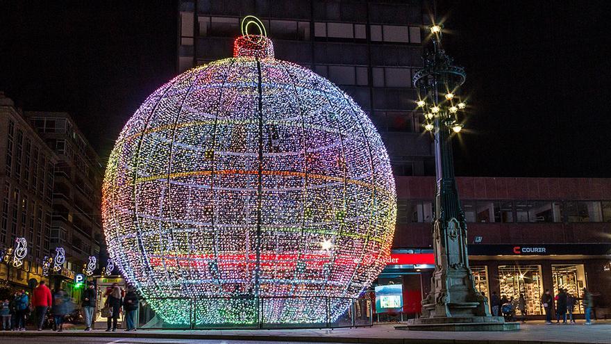 &quot;Bola de Navidad en la farola de la calle Urzáiz&quot;