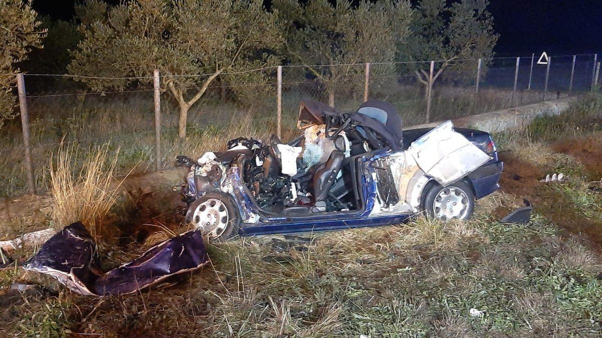 Der zerstörte Peugeot des 26-jährigen Fahrers, der in den Lastwagen krachte.