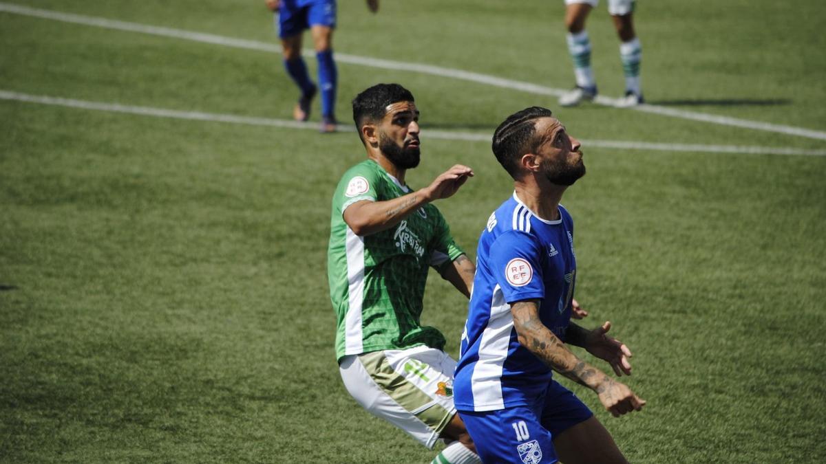 Bermu, izquierda, ante un rival del San Fernando.