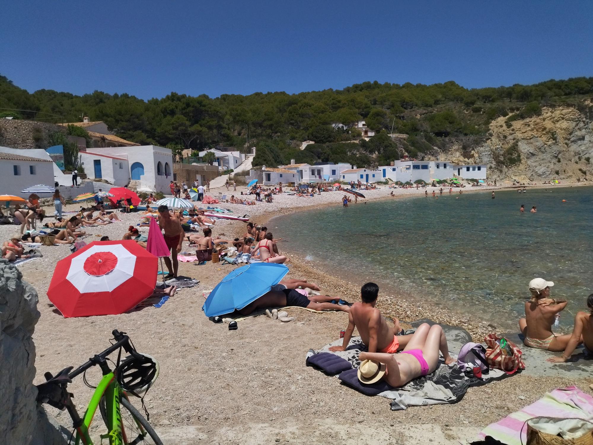 Tiempo de calas: ¿Más coches que bañistas en la Granadella y la Barraca de Xàbia?