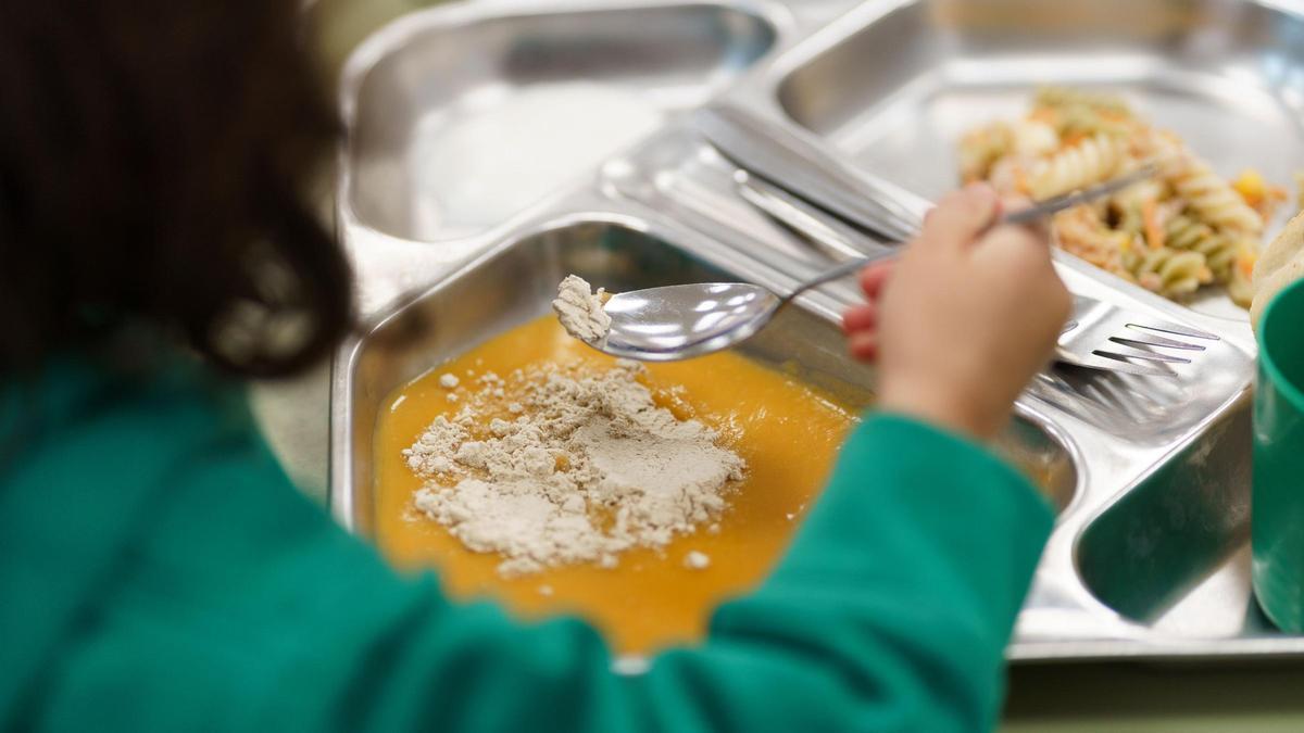 Casi un 30% de los centros escolares en España ofrece tres o más raciones semanales de fritura