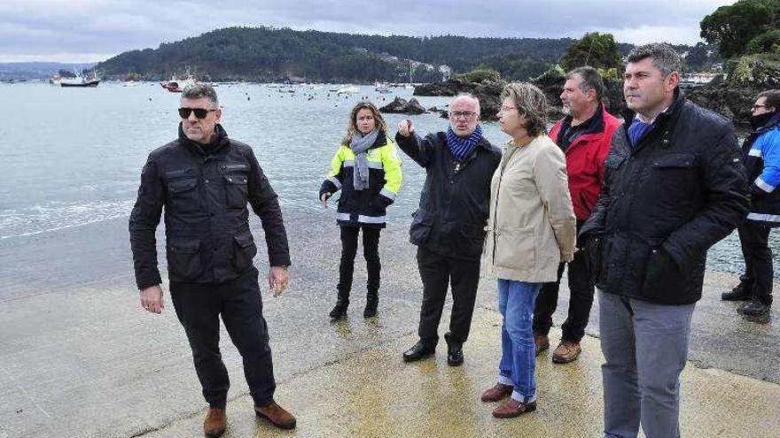 La conselleira, personal de Portos y de la cofradía, ayer, en Lorbé.