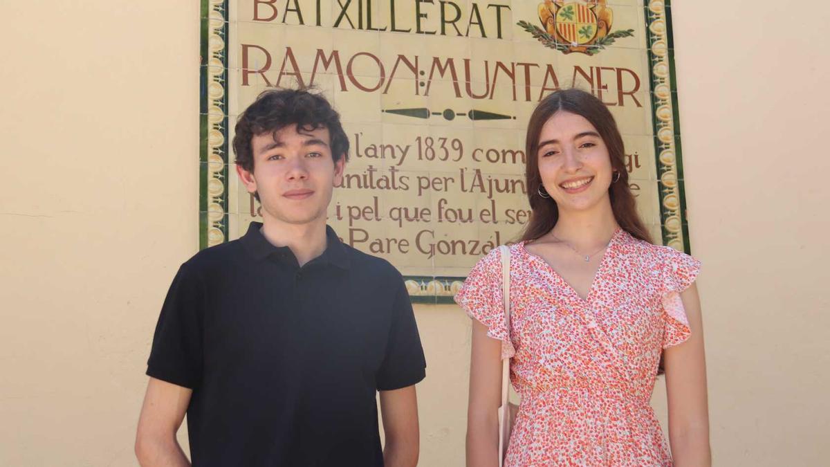 Els dos estudiants amb més nota de les PAU a Girona, Júlia Fita i Blai Higueras davant de la placa de l’Institut Ramon Muntaner on estudiaven.