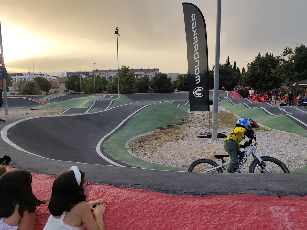 Un ciclista de Ontinyent durante la prueba de las 24 horas de BMX en Ontinyent.