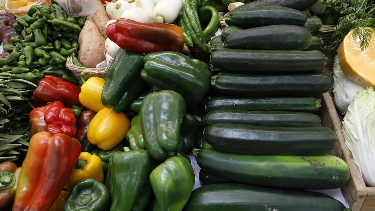 Varias verduras en el mercado de El Fontán.