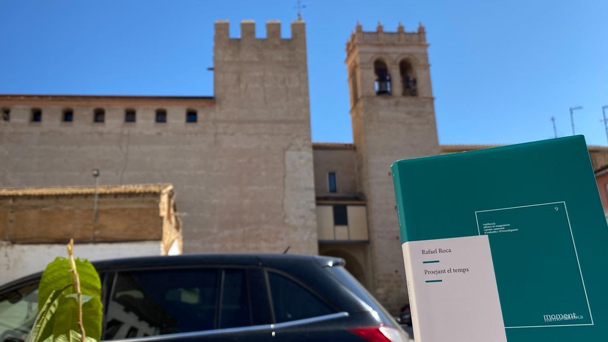 El llibre de Rafa Roca i el Castell d'Alaquàs de fons.