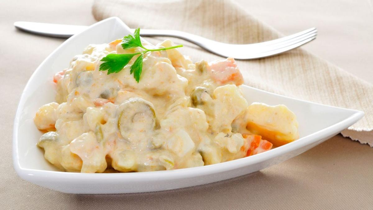 La ensaladilla rusa es un plato tradicional fresco y saludable, delicioso para los meses de verano