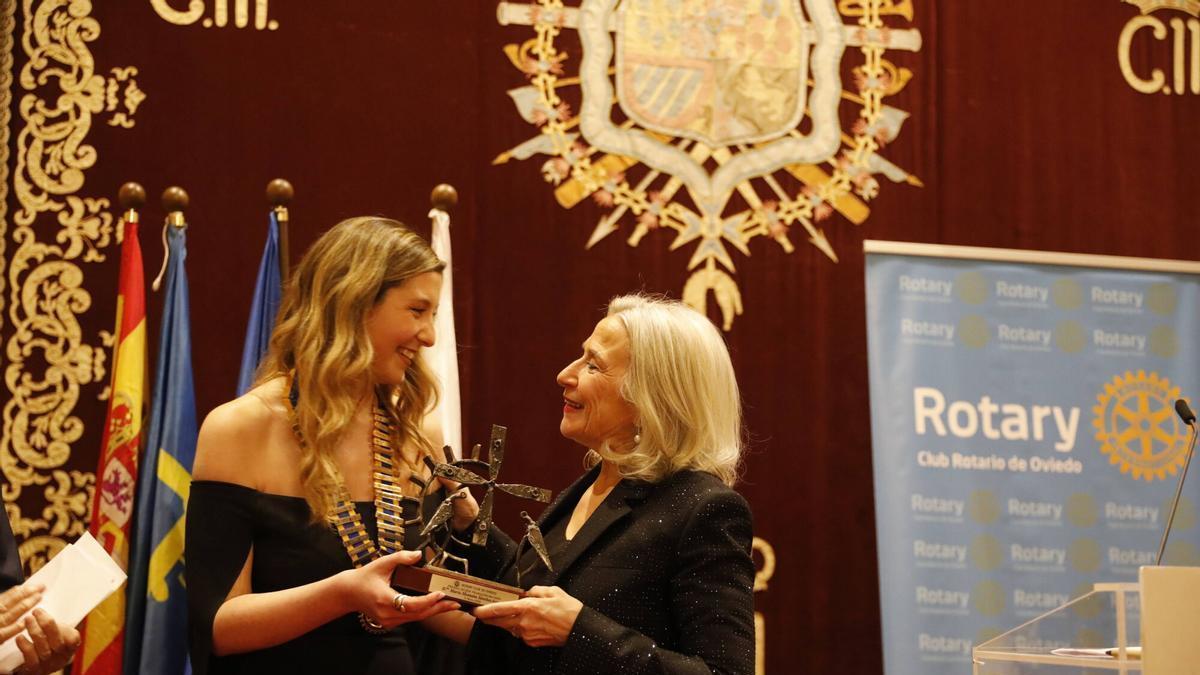 EN IMÁGENES: Montaña Sánchez-Arévalo recibe el premio "Mujer Trabajadora" del Rotary Club de Oviedo