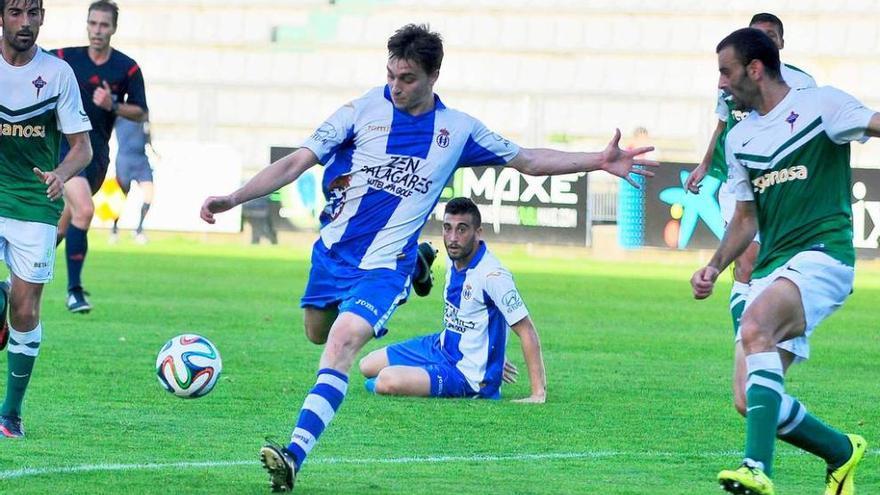 Fassani se dispone a rematar a portería en un partido del Avilés ante el Racing de Ferrol.