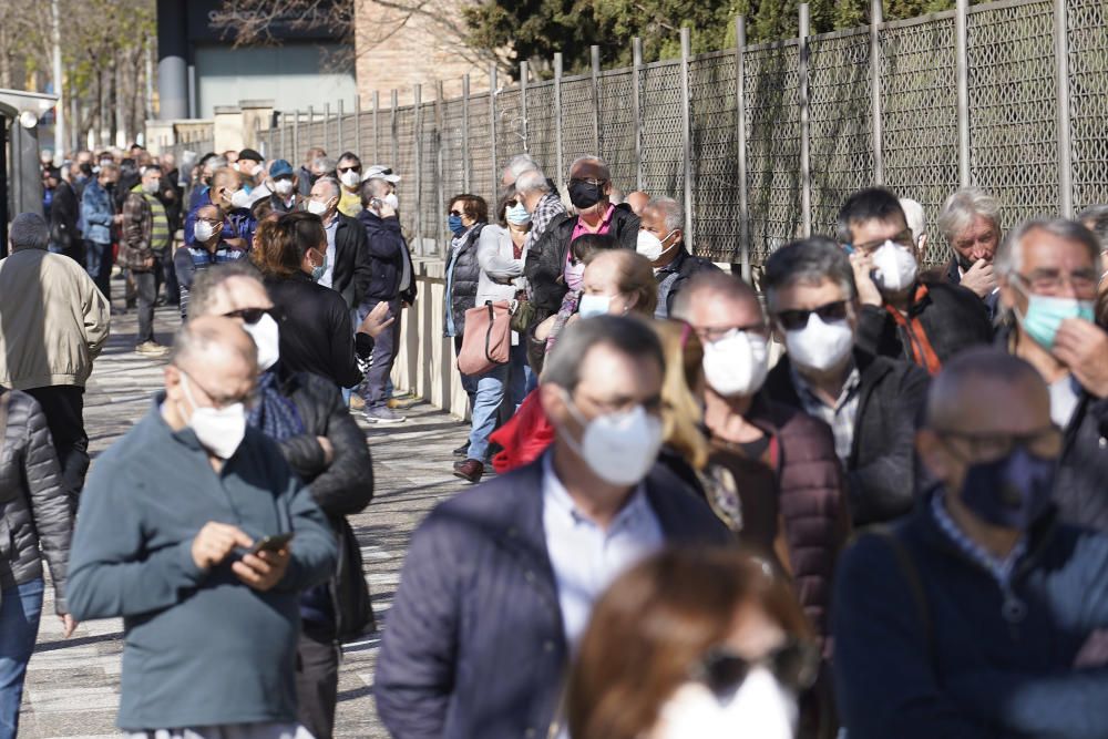 Llargues cues en la represa de la campanya d'AstraZeneca a Girona