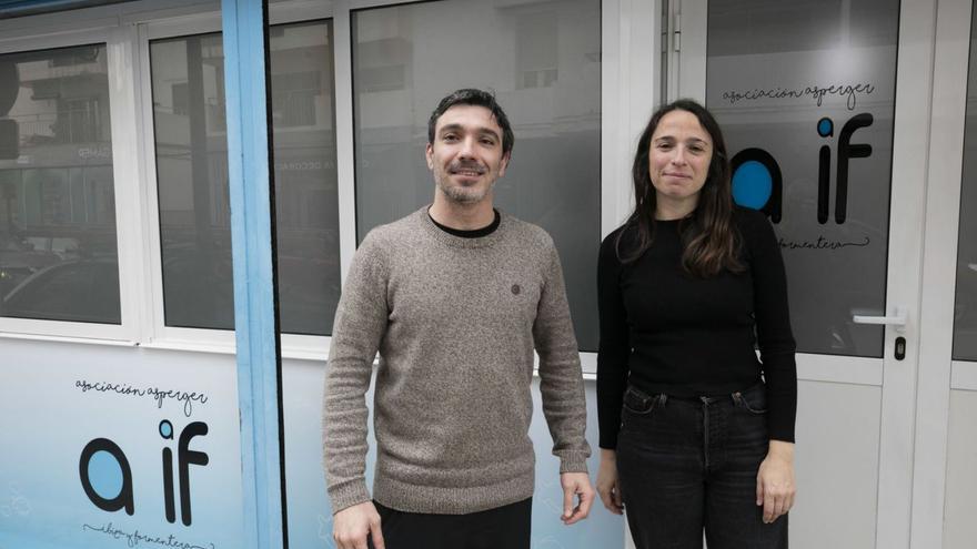 Los psicólogos de AIF Om Gómez y Mar Ferre, ayer, a las puertas de la sede de la entidad.   |   VICENT MARÍ