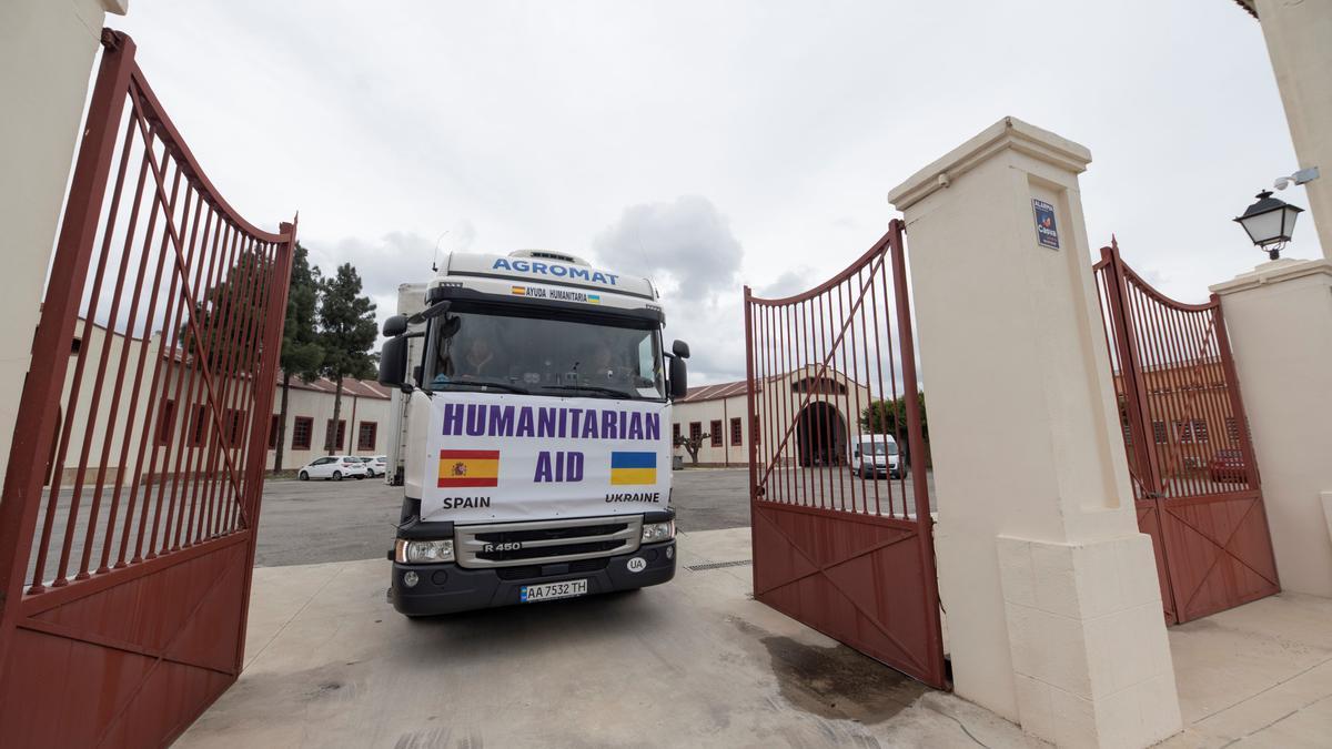 Camión con destino a Ucrania sale por el cocherón de Diputación de Castellón